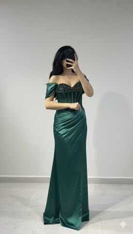 Saten Kolları düşük özel tasarım yırtmaçlı göğüs taş işlemeli    YEŞİL  ABİYE 44