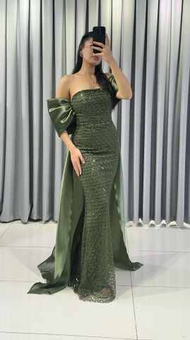 Straplez yaka ve boydan boya pul payet işlemeli Vücudu saran balık göz alıcı  Yeşil Abiye 44