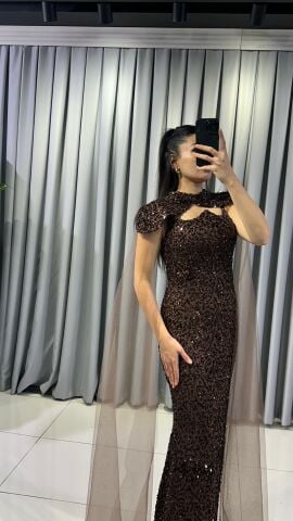 Payetli, uzun, askılı ve tül pelerinli Kahverengi Abiye. 44