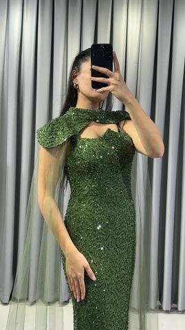 Payetli, uzun, askılı ve tül pelerinli Yeşil Abiye 44