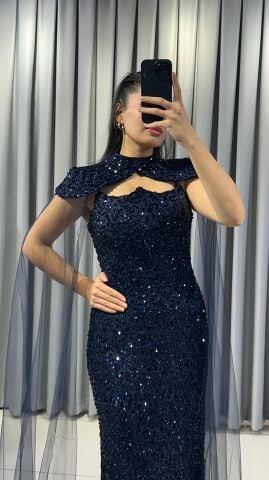 Payetli, uzun, askılı ve tül pelerinli Lacivert  Abiye 44