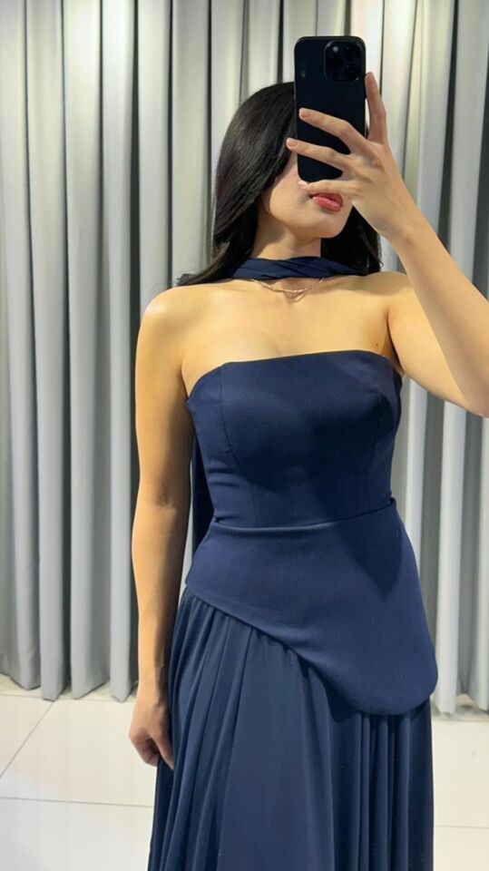 Straplez kesimli zarif drape detaylı uzun, akıcı etekle birleşen, şık sofistike Lacivert Abiye 42